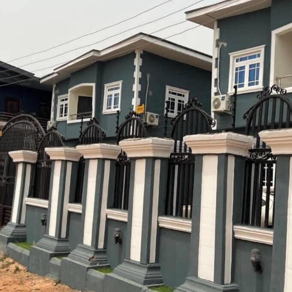 De Palatial Hotel and Apartments