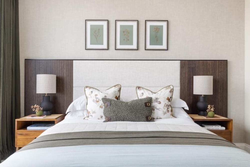 Designer Penthouse Panoramic Views London 2 Beds view 3