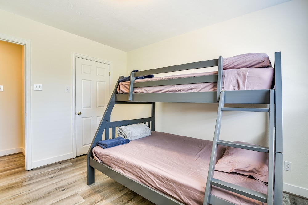 Walk to Beach: Galveston Getaway w/ Deck!