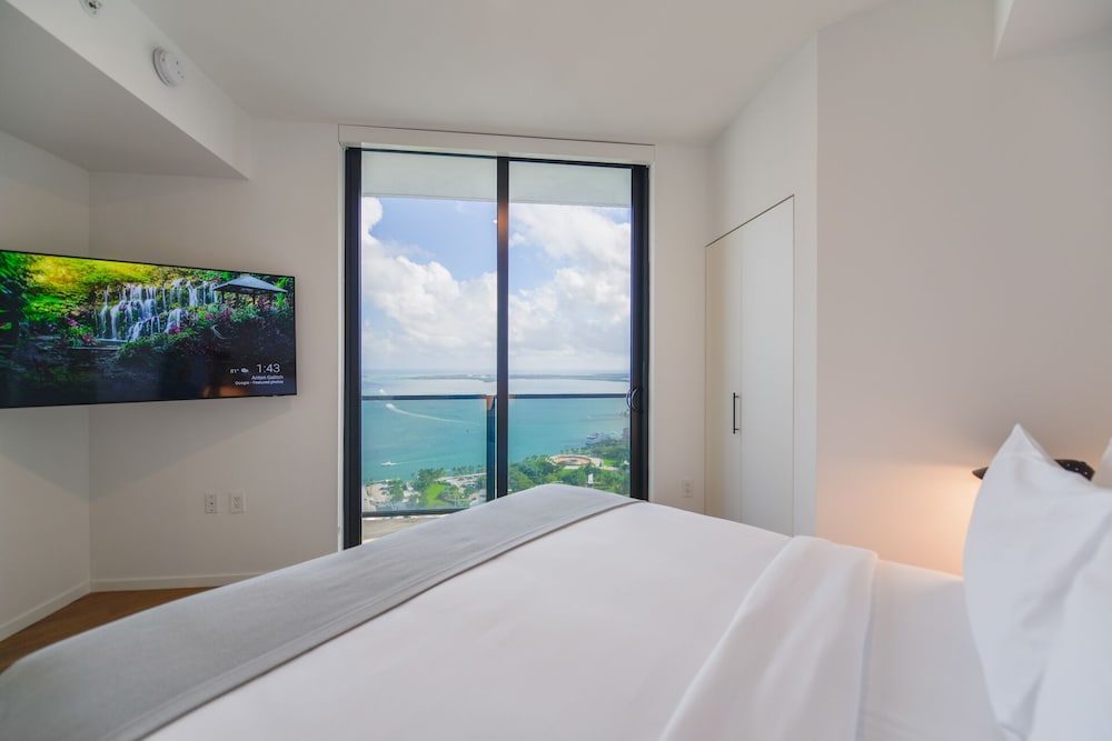 Stunning Apt in Biscayne with Bay Views