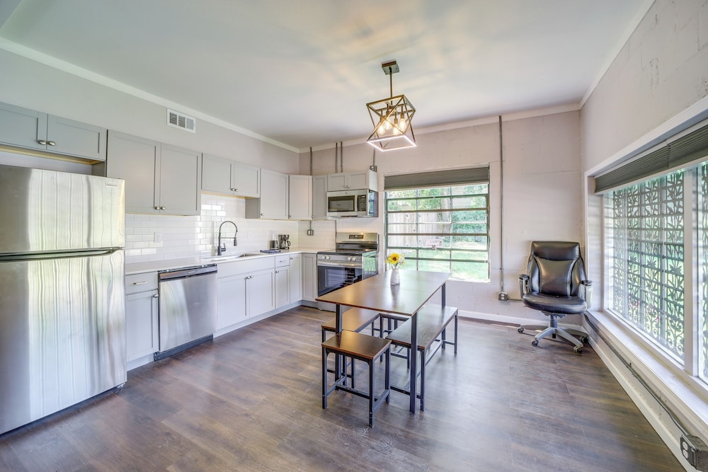 7 Mi to Dtwn Tulsa: Dog-friendly Home w/ Yard