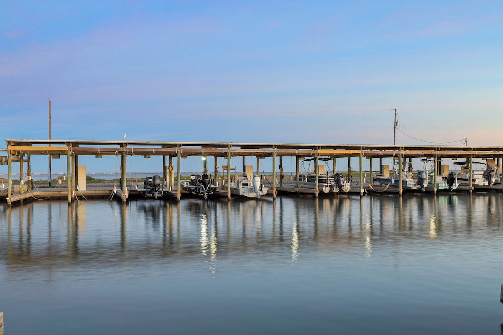 Bluff's Landing Lodge