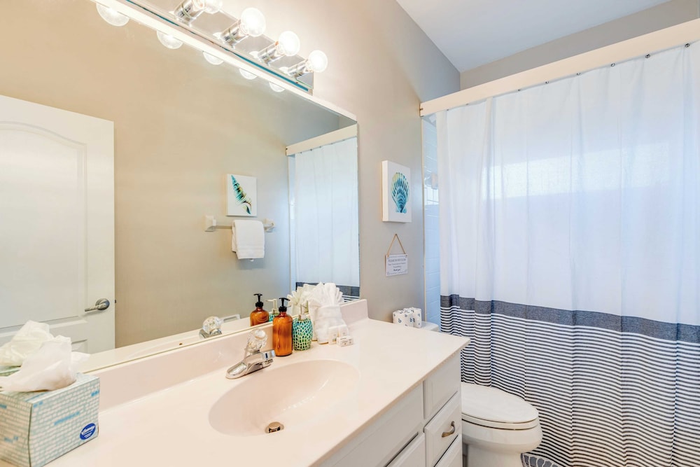 Private Pool, Pond Views, & Bonus Lounge in Gated Naples Community Drive to Dining & Sand
