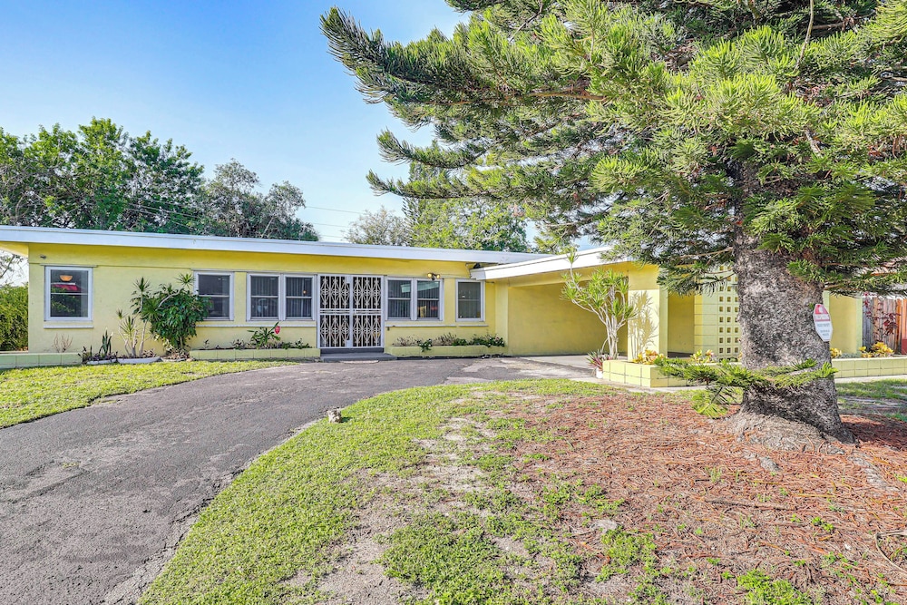 3 Mi to Hard Rock Stadium: Cozy Home w/ Patio