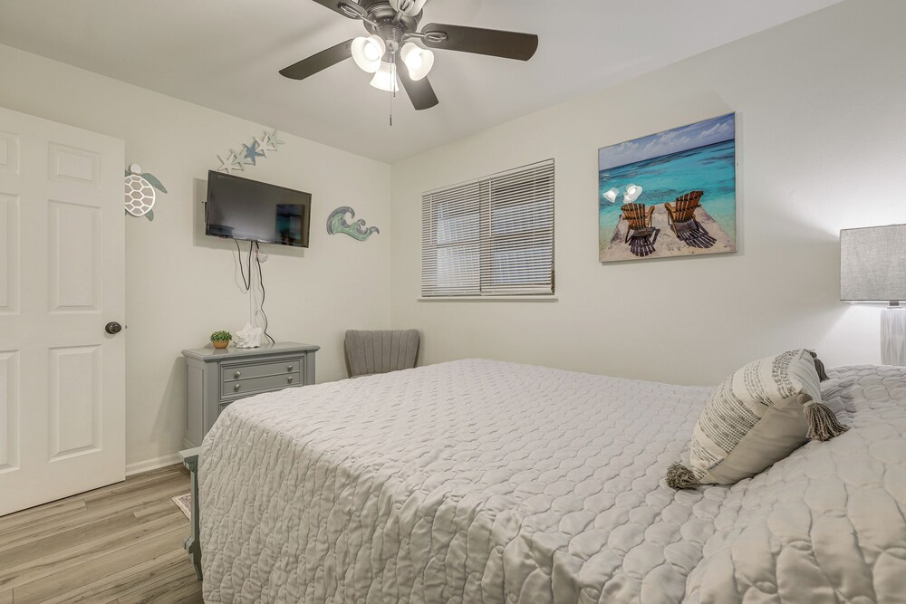 Walk to Shops & Dining: Downtown Stuart Home!