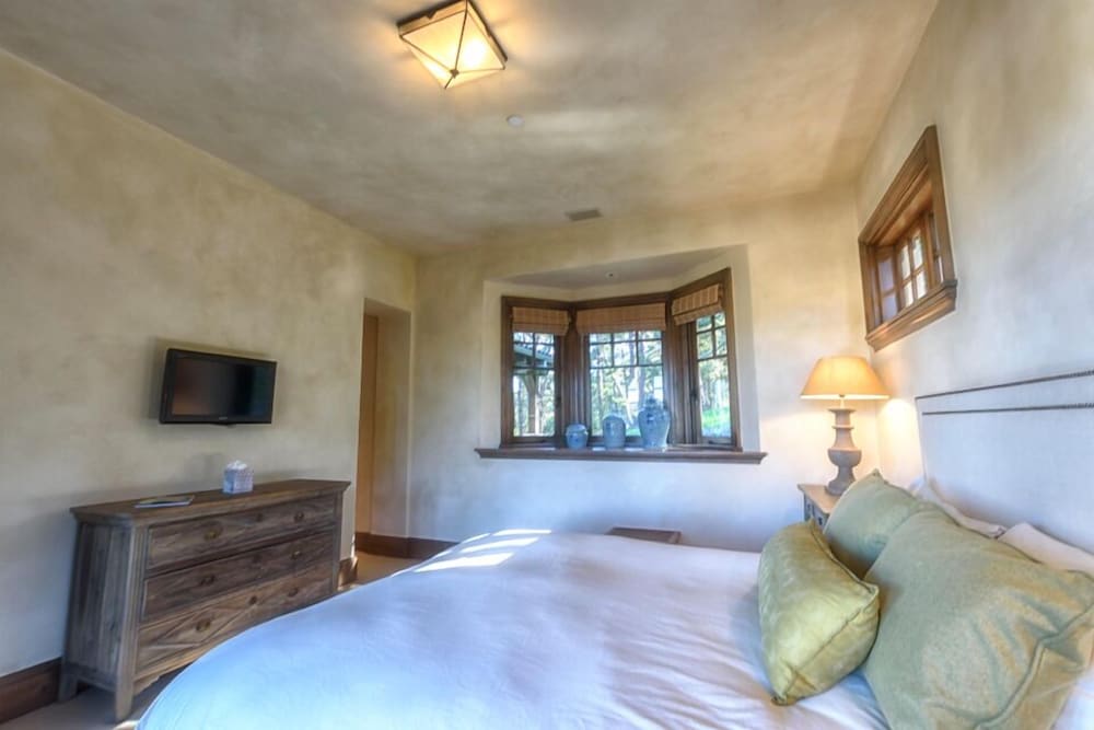 Lx1: Chateau D' Renaitre - Carmel-by-the-sea Luxury Villa: - Property Image 14
