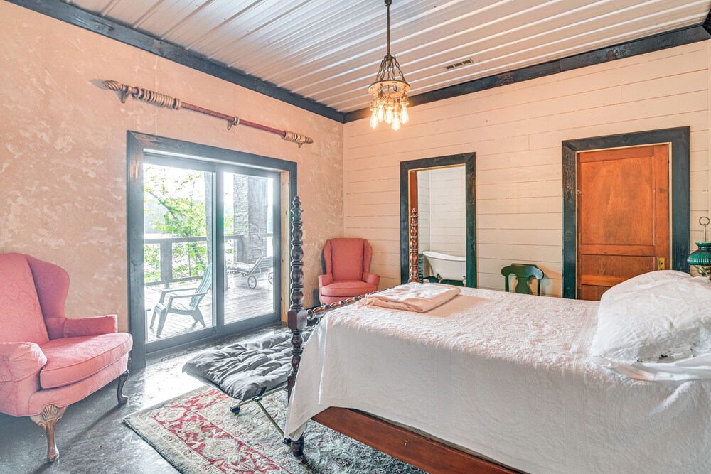 Upscale Getaway on Smith Lake w/ Boat Dock