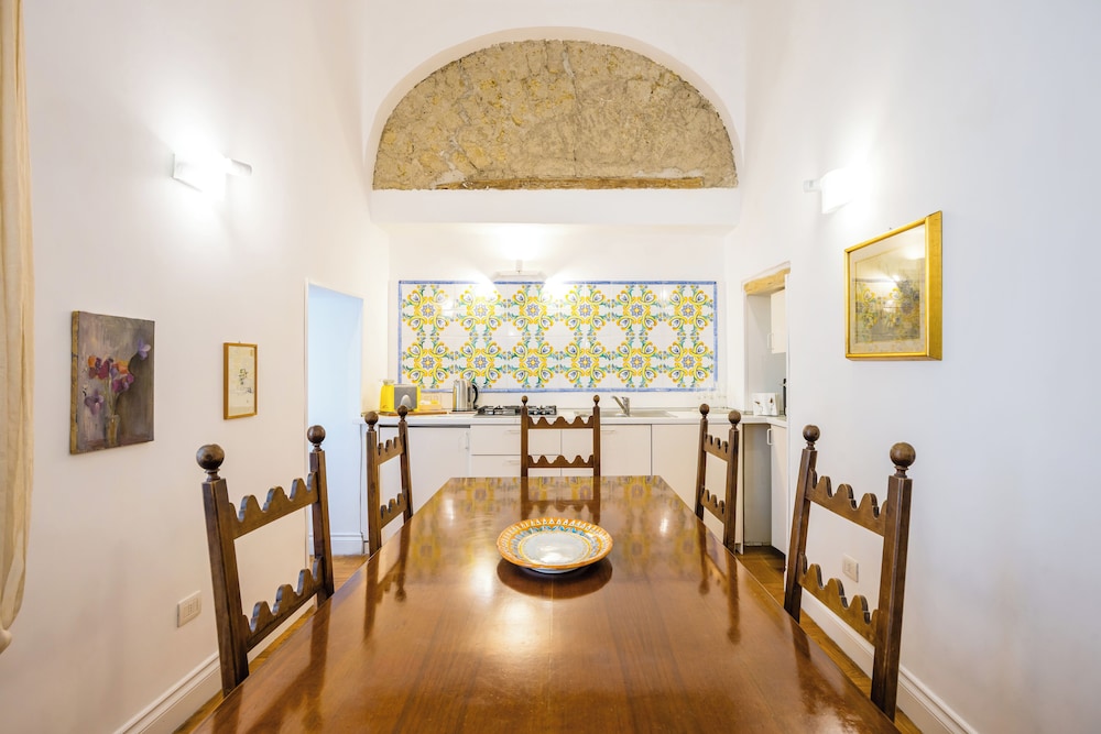 Cavour Art and Museum Flat by Napoliapartments