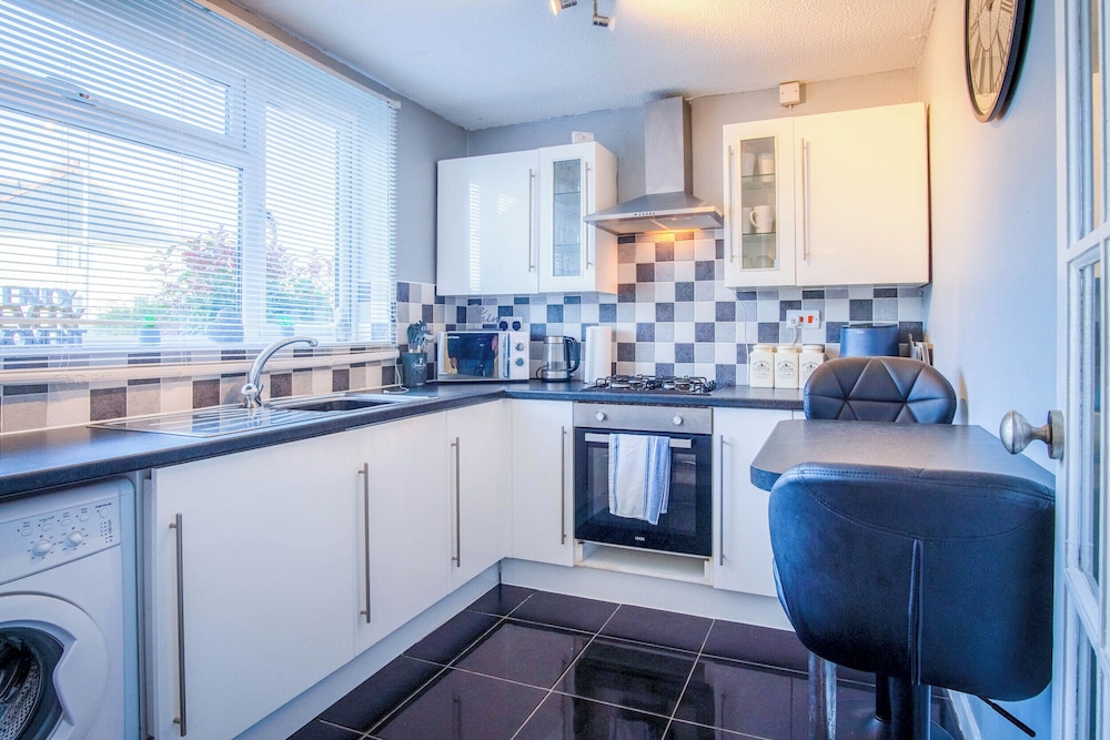 Gellionen - 2 Bedroom House - Clydach