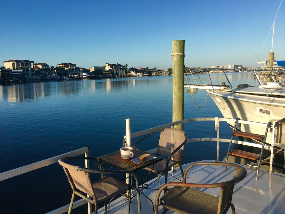 Hotel Harbor Houseboat - Image 1