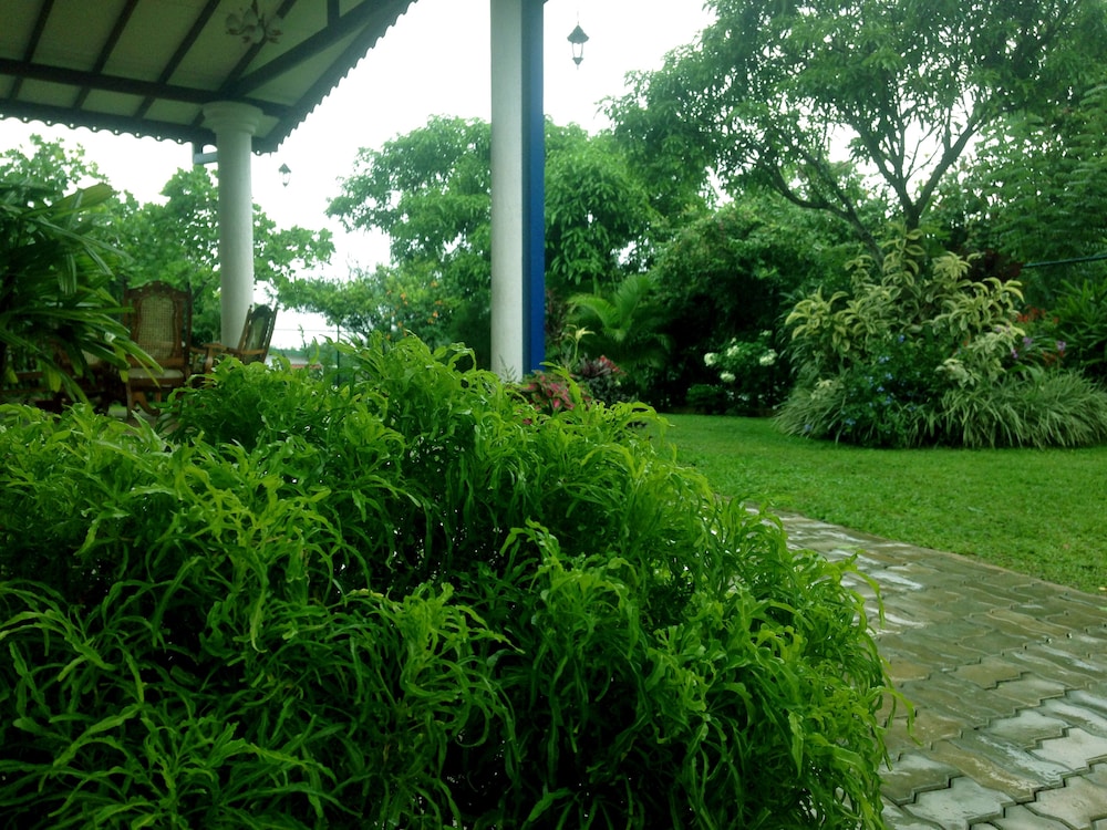 Moon Hills Hotel
