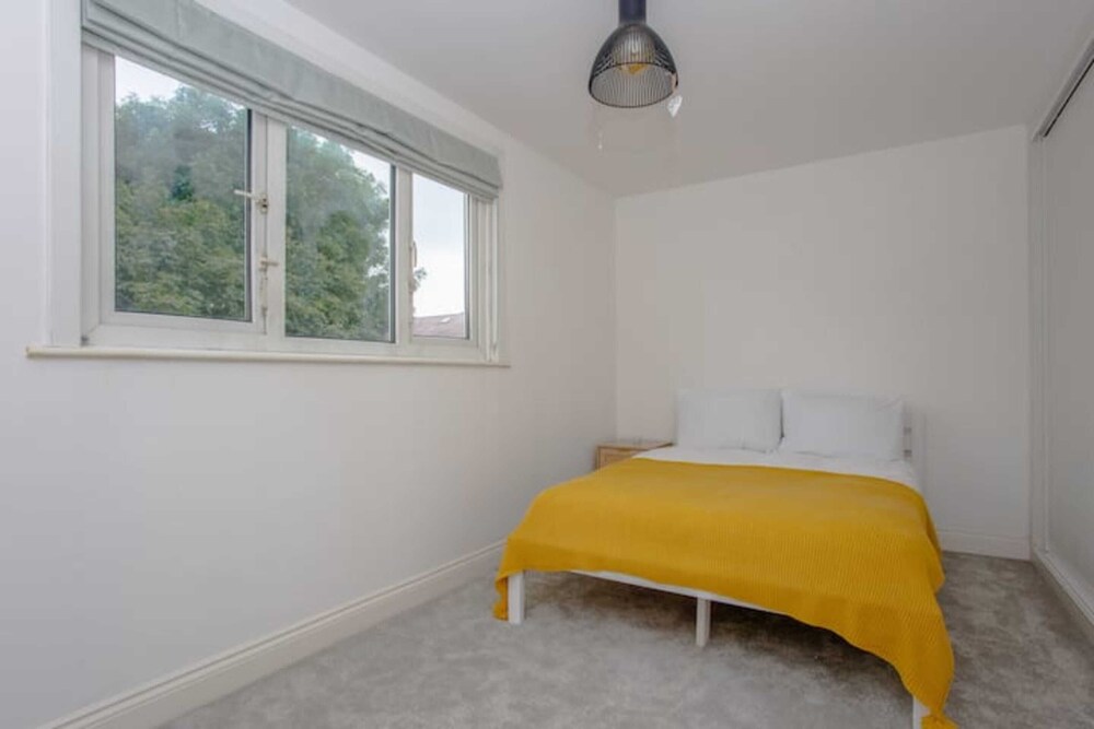 Spacious 3 Bedroom Apartment With Large Balcony