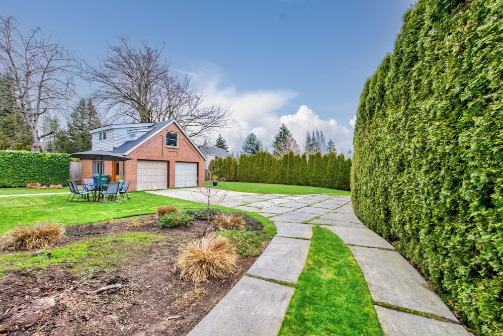 Joyful Kirkland Home, Near Beach, Hot Tub & AC