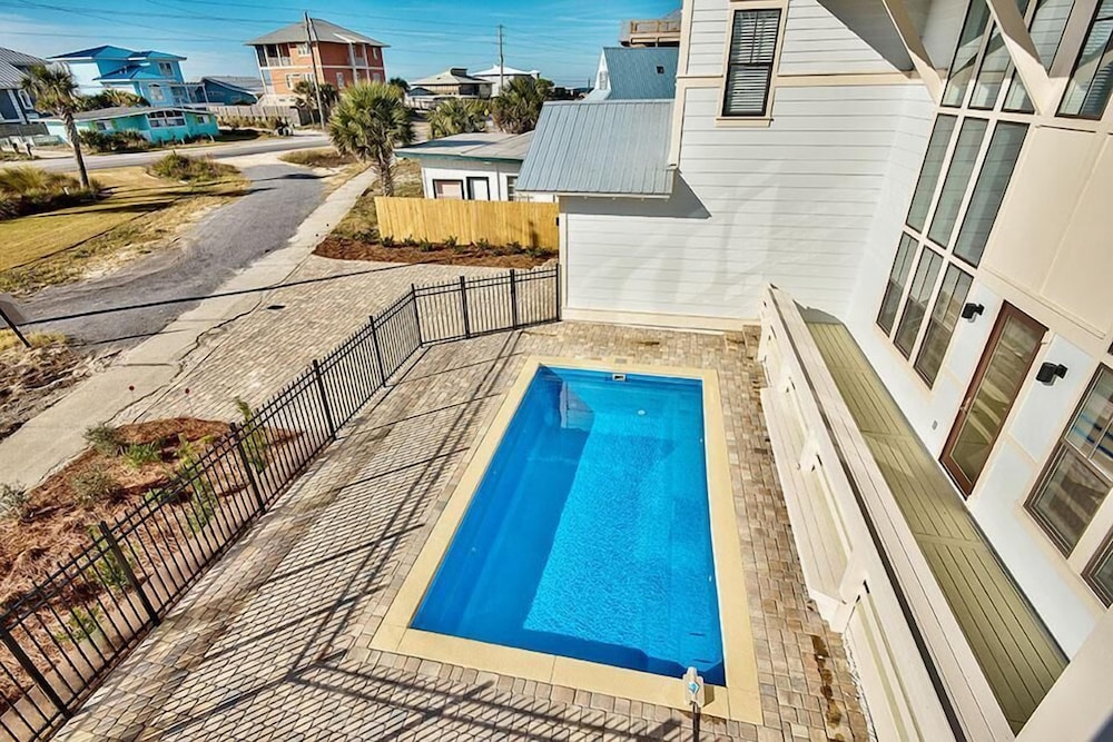 Looking Glass 5 Bedroom Holiday Home by Five Star Properties