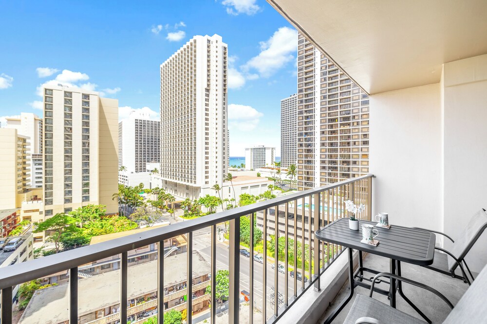 Waikiki Sunset Close to Beach with Parking