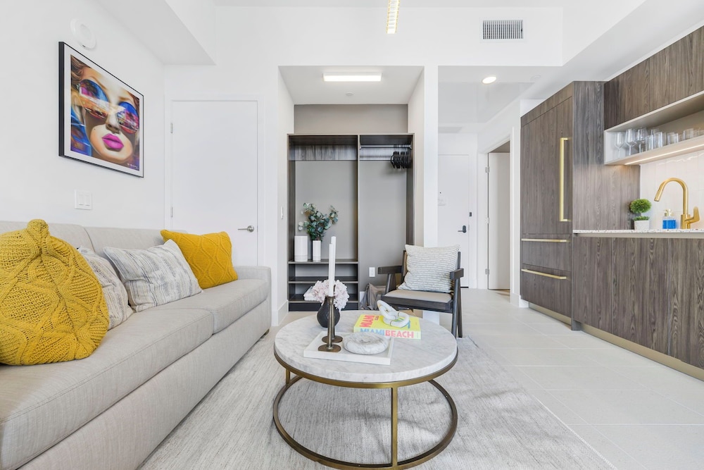 Lux Studio W City Views and Pool
