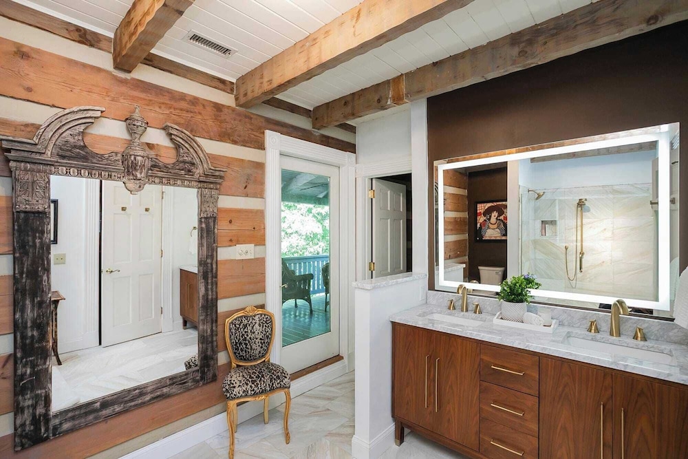 35 Acre Villa w/ Pool, Spa, Wine Cellar & Gym + Near Golf Club La Pearla Ranch by Avantstay