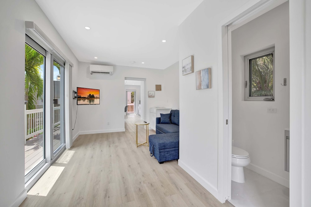 Sunshine Getaway Sleeps 4!