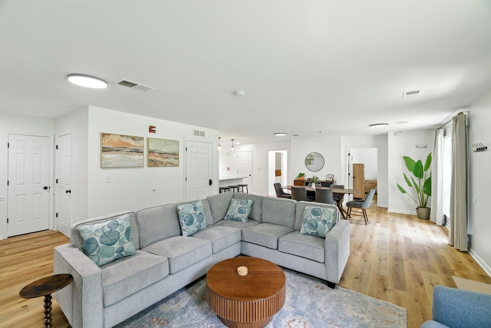 Family Getaway 9BR Open-concept Retreat