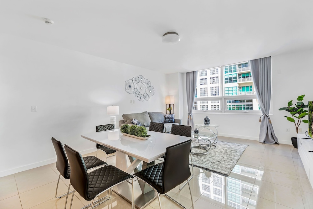 Modern 2-BD Condo in the Heart of Miami