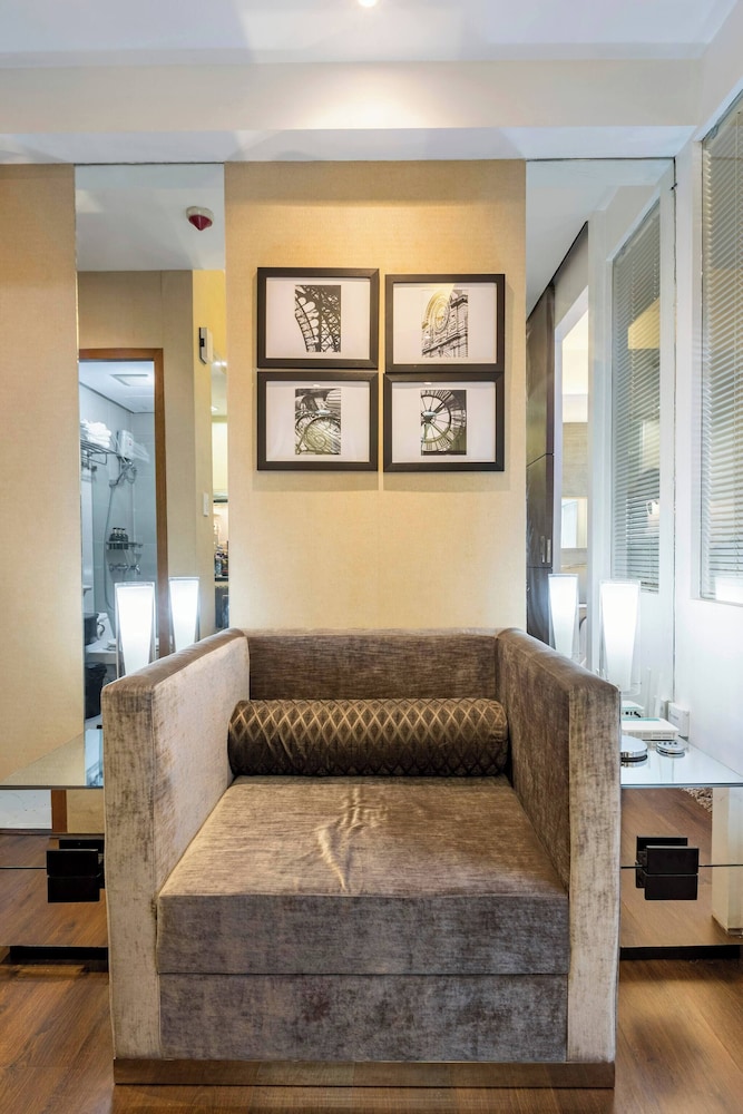 Luxurious Studio in Mckinley Hill With City View