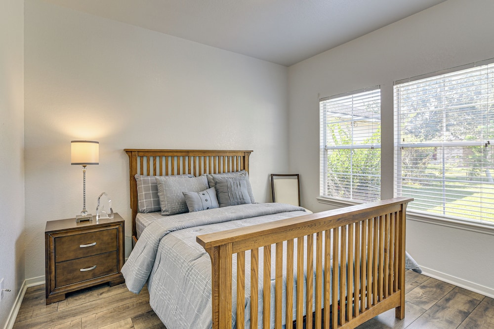< 1 Block to Park: Family-friendly Houston Home!