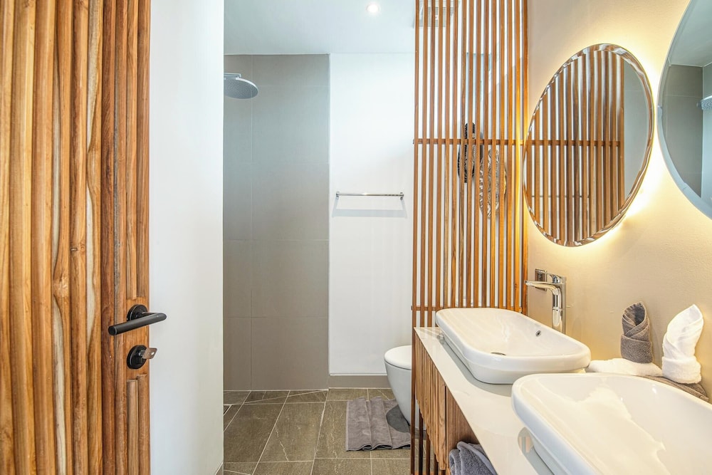 Luxury 5BR Retreat, 400m From Café Del Mar Shore