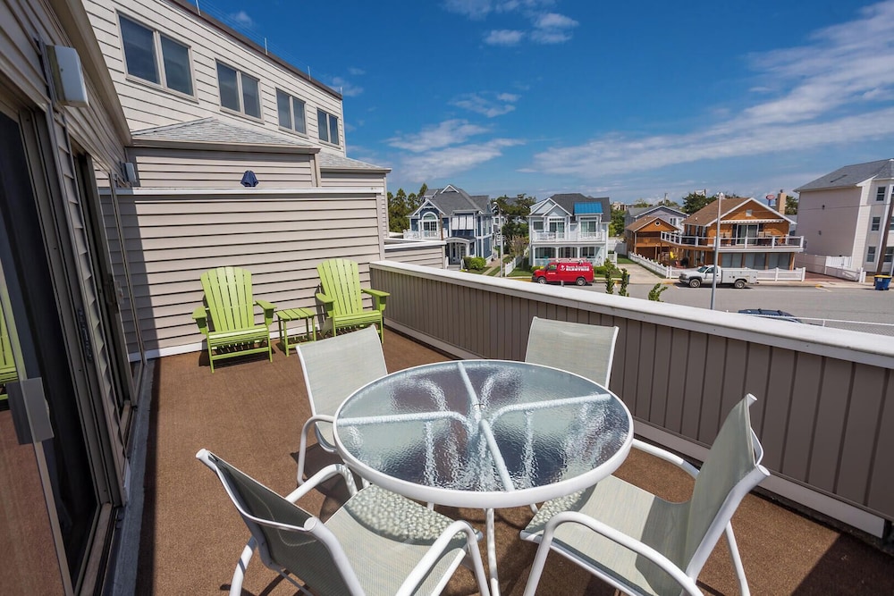 Mariners Court 204