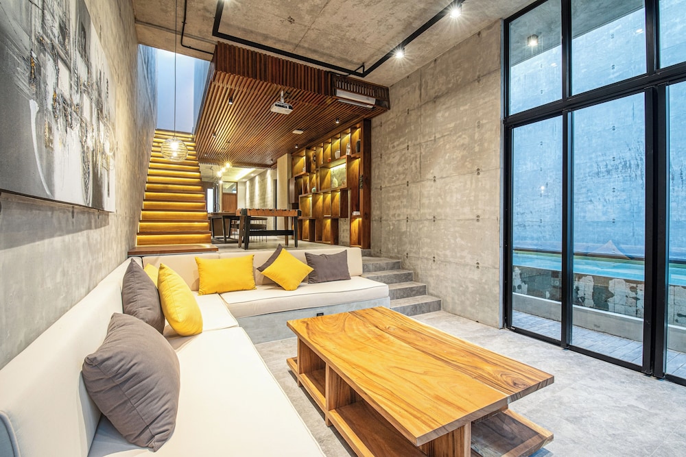 Modern 4BR Canggu Retreat Just 8mins to the Beach