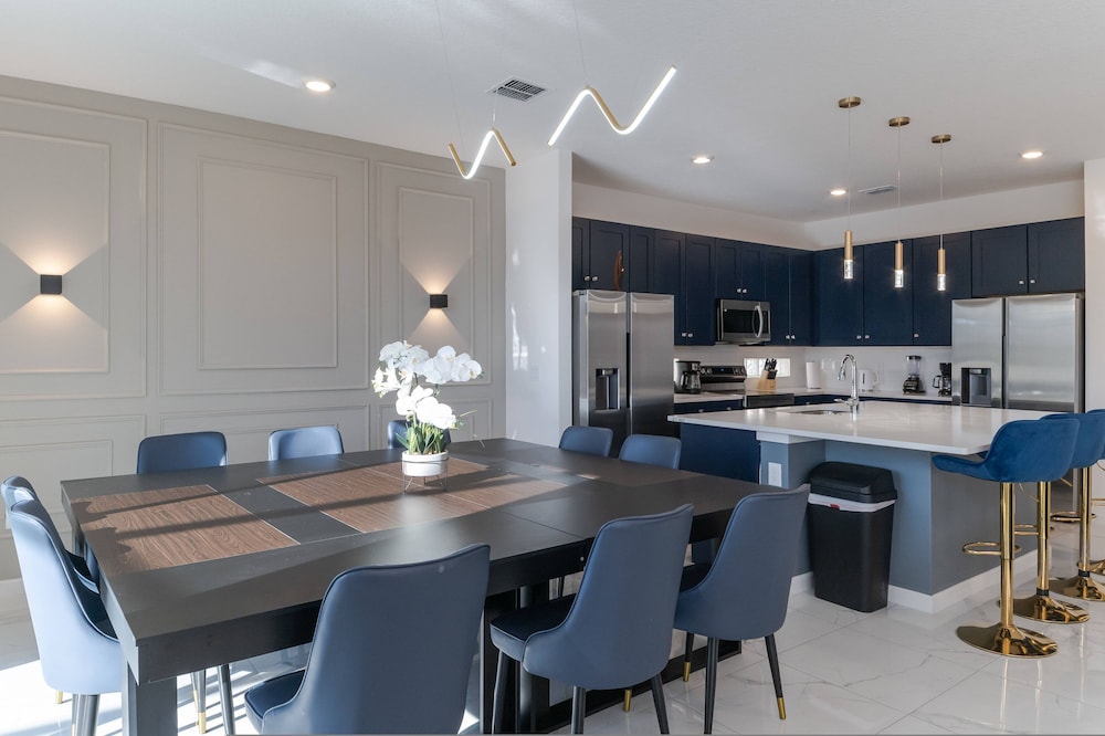 Sophisticated 9 Bedroom Close to Disney