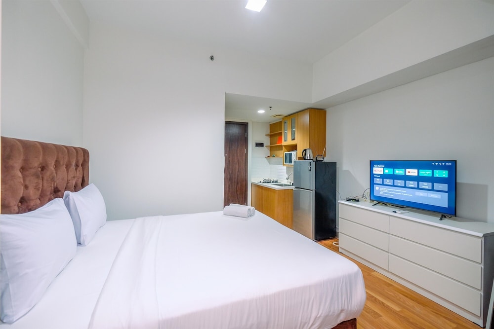 Comfy And Nice Studio At Lrt City Bekasi Apartment