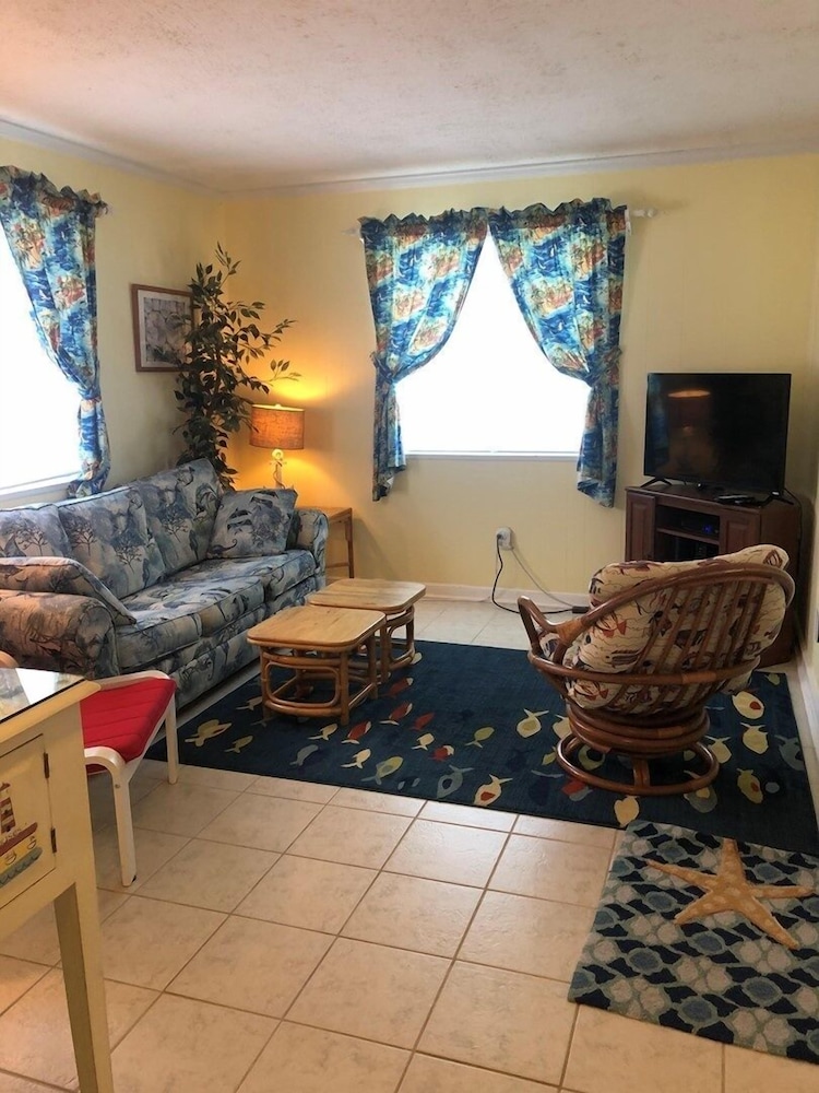 Drop Anchor - 1b 2 Bedroom Home by RedAwning