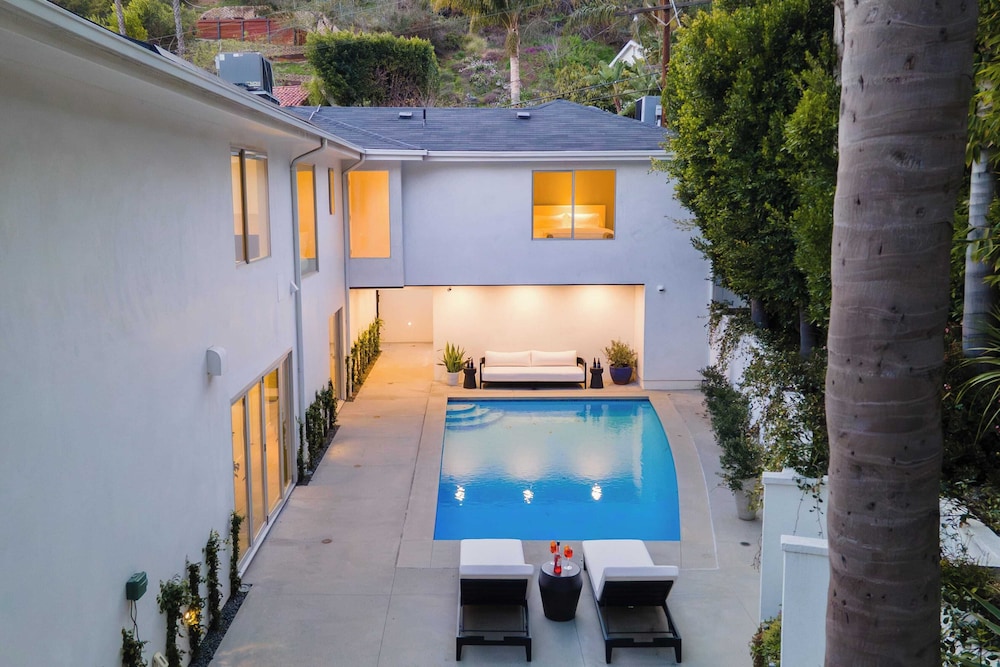 Luxury Hollywood Hills Home With Pool, Outdoor Dining & Iconic Views Skyline Chalet