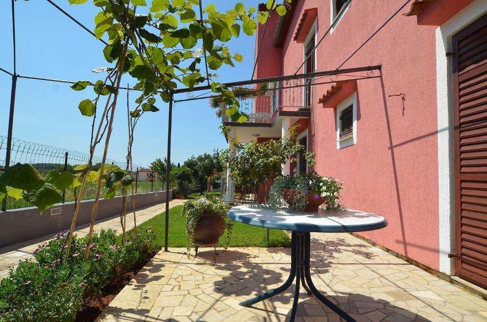 Beautiful Family Apartment a5 for 5 Guests in Vrvari, Close to the Beach