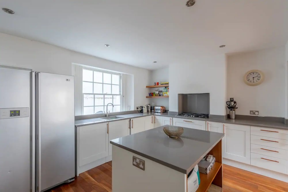 Stylish 2 Bedroom Home in Islington With Garden