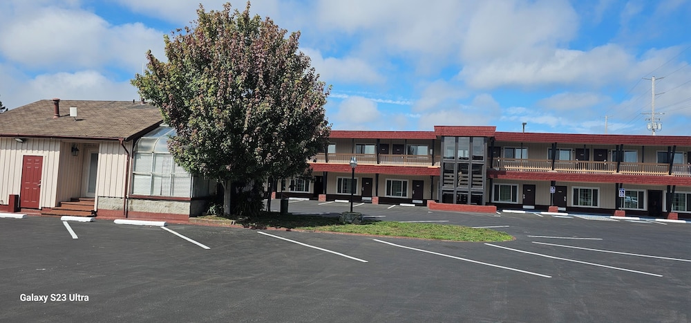 Hotel North Coast Inn - Image 1