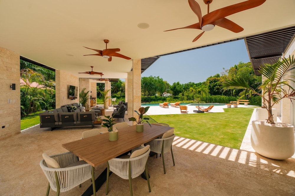Modern 6 BDR Golf Front Villa in Luxury Beach Resort w Pool and Heated Jacuzziz