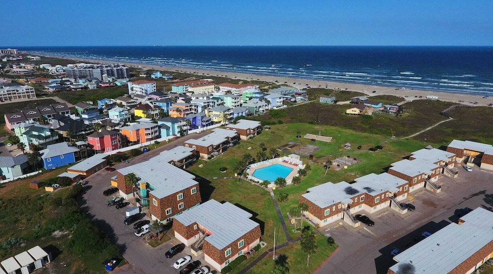 Sleeps 22 3 Condos in Beachfront Complex w/ Pool, Pickleball Island Retreat