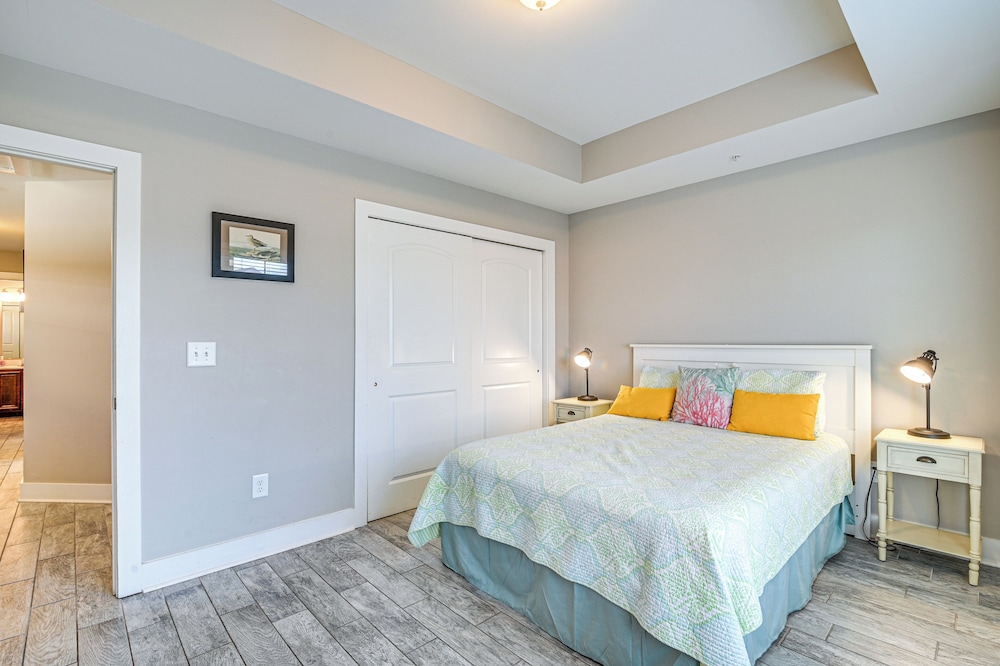 Walk to Shore: Myrtle Beach Home w/ Pool Access!