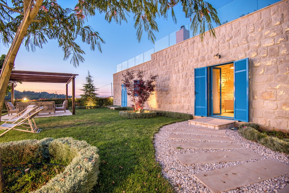 Red Oak House With Garden & Terrace in Assia, Batroun
