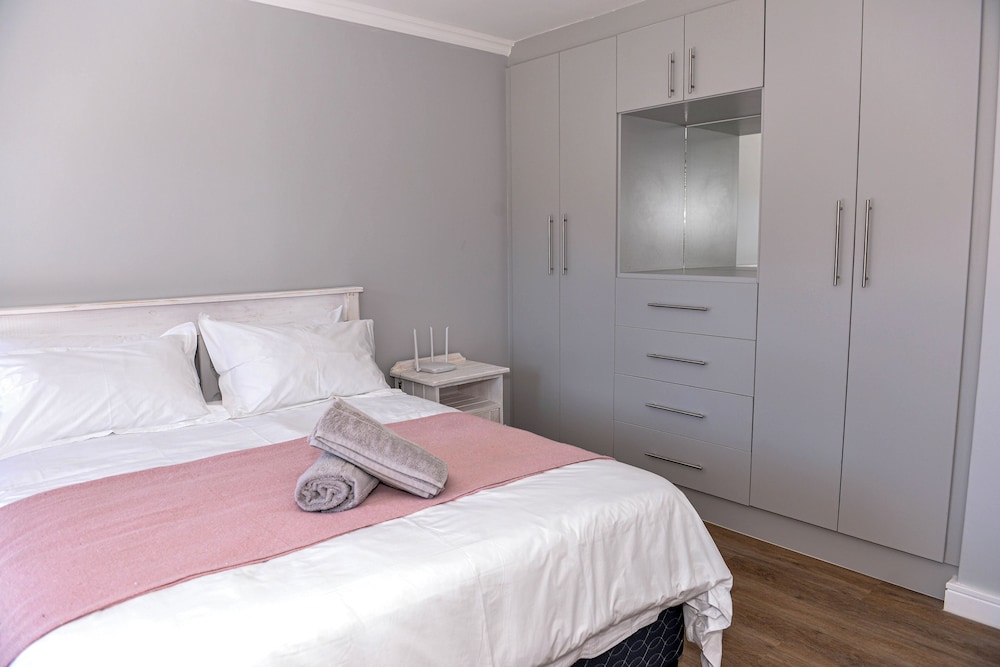 Bessie on Vondeling - Relax in Style at Bessie, Langebaan's Coziest Holiday Home