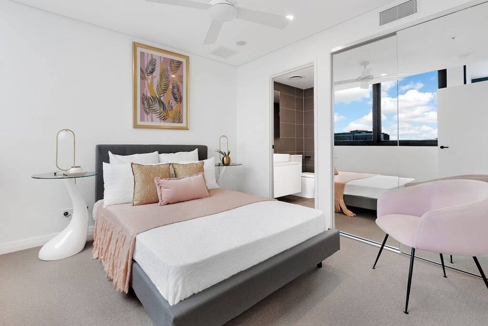 2BR Utopia Fortitude Valley Pool Rooftop King bed