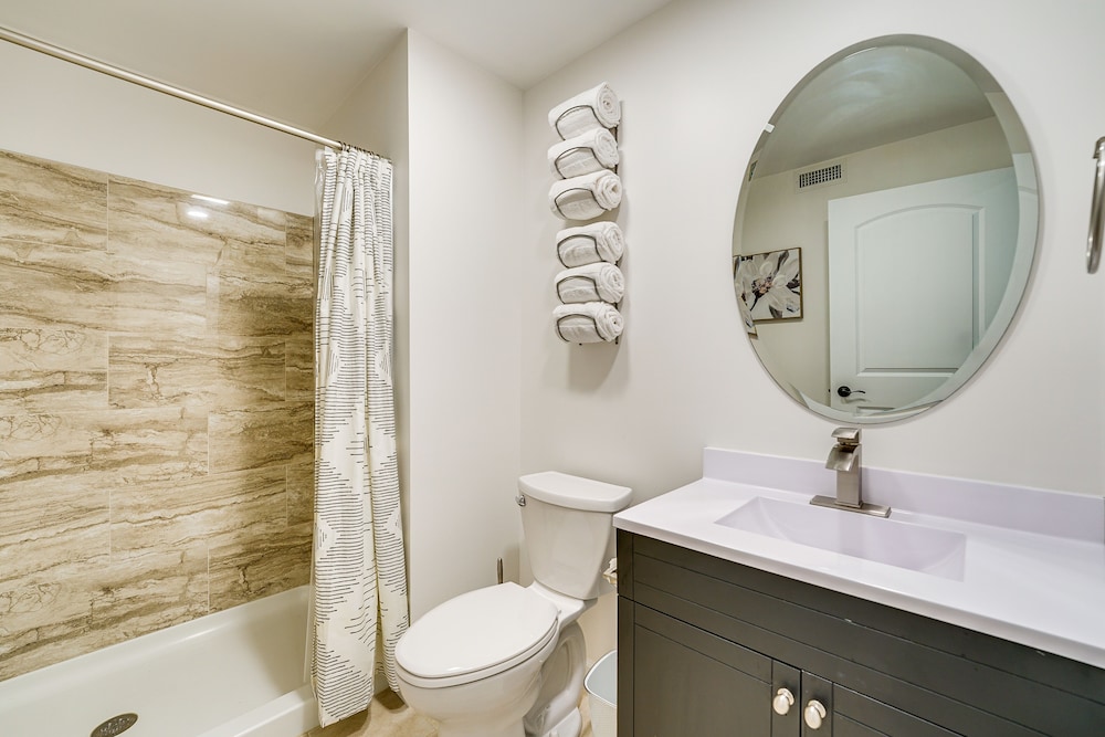 Modernized St Clair Apartment: Walk to Boardwalk! view 4
