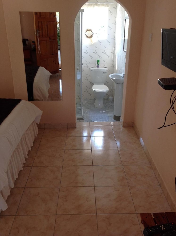 Lynn's Guest House