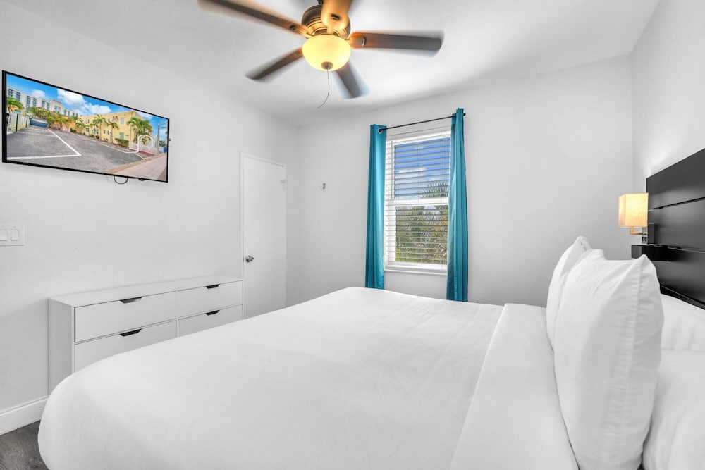 Cozy Corner Beach Apartment view 3