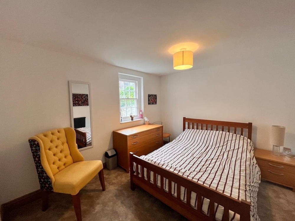 Spacious 6 Bedroom Retreat in Milford Haven