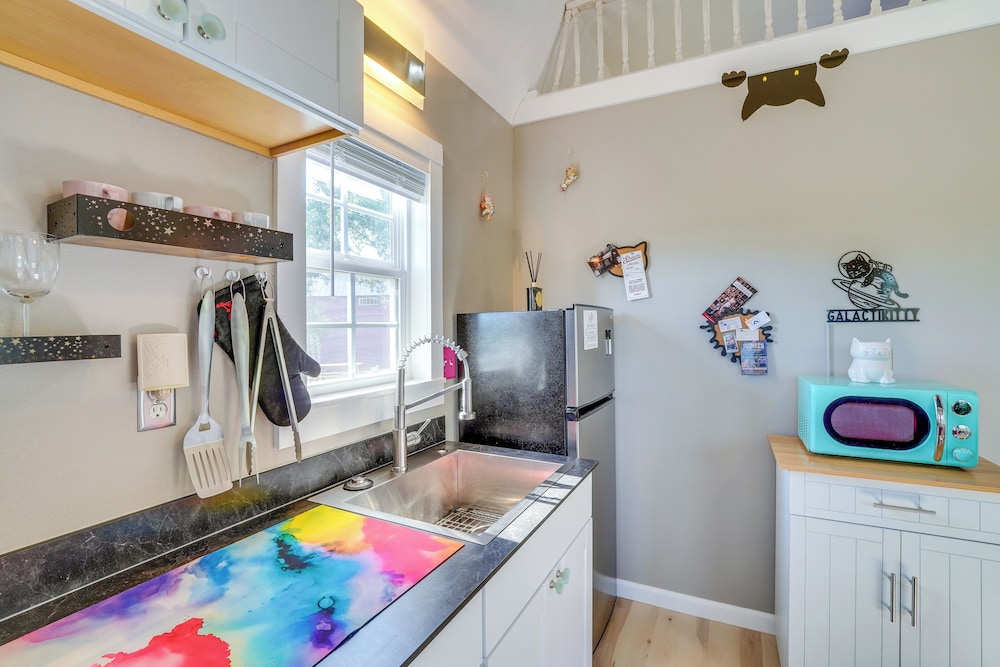 'galactikitty' - Quirky Cabin Near Lake Brownwood!