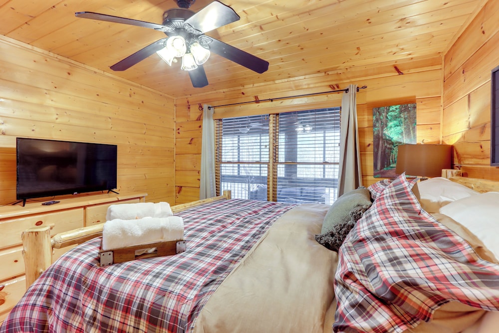 9 Mi to Dtwn Blue Ridge: Cabin w/ Deck & Grill!