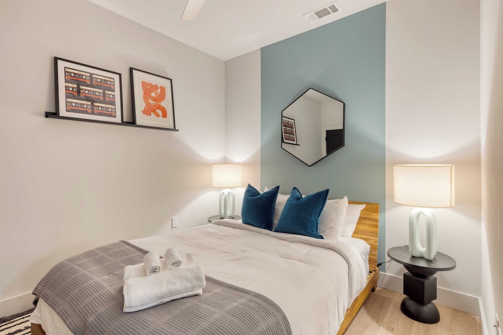 Sleeps 42 7 Modern Midtown Apartments w/ Gym + Pool Walkable to Shops & Eats