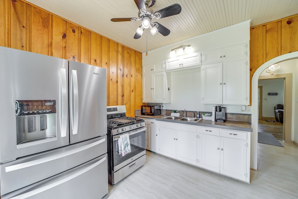 Walk to North Beach: Eufaula Lake Home w/ Grill